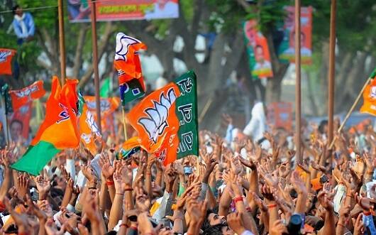 અમદાવાદ: ગુજરાત વિધાનસભા ચૂંટણીમાં 14 તારીખે બીજા તબક્કાનું મતદાન થવાનું છે ત્યારે ભાજપ અને કોંગ્રેસ એડીચોટીનું જોર લગાવી દીધું છે. ત્યારે દલિત નેતા જિજ્ઞેશ મેવાણીએ સોમવારે જણાવ્યું હતું કે હારની બીકે ભારતીય જનતા પાર્ટી વિકાસનો ખોટો દેખાડો બંધ કરવા મજબૂર થઈ મતદારોના ધ્રૂવીકરણ માટે સાંપ્રદાયિક કાર્ડ રમી રહ્યો છે.