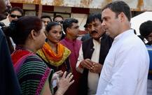 CM રૂપાણીની સભામાં હોબાળો કરનાર શહીદની દિકરી રૂપલ તડવીને મળ્યા રાહુલ ગાંધી 