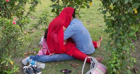 માહિતી મળતા વર્ષાબેનના પતિ તેમજ પુત્રએ સંબધી સાથે દોડી આવી મૃતદેહ ઓળખી બતાવ્યો હતો. સોમવારે ખેતરમાં શેરડીને પાણી પીવડાવવા માટે મજૂરોએ લાશ જોતા ખેતર માલિકને જાણ કરી હતી. ખેતર શહેર પોલીસની હદની નજીક હોવાથી સુરત પોલીસ આવી હતી. બાદ કામરેજ પોલીસને જાણ કરી હતી.