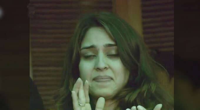 હિતની બેવડી સદી દરમિયાન રીતિકા ભાવુક થઈ ગઈ અને તેની આંખમાંથી આંસુ ટપકી પડ્યા. 