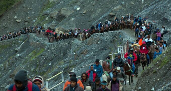 જો કે, એનજીટીના નિર્ણય પર વિવાદ ઊભો થયો છે. ભાજપ સરકારે આ નિર્ણયને હિંદુઓ વિરુદ્ધ ગણાવ્યો છે. ભાજપના દિલ્લી પ્રદેશ પ્રવક્તા તેજિંદર પાલ બગ્ગાએ કહ્યું કે તે અમરનાથ યાત્રા પર જશે અને બમ બમ ભોલે અને હર હર મહાદેવના જયઘોષ લગાવશે. એનજીટીમાં હિમ્મત હોય તો તેને રોકે. 