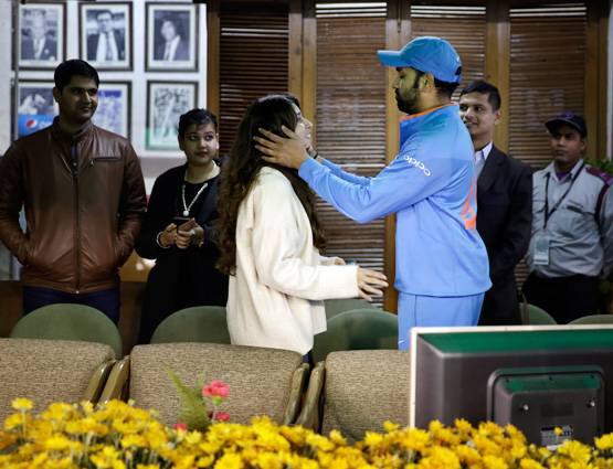 રોહિત શર્માનો ઉત્સાહ વધારવા તેની પત્ની રિતિકા પણ સ્ટેડિયમમાં હાજર હતી. બેવડી સદી ફટકાર્યા બાદ રિતિકાની આંખમાંથી ખુશીના આંસુ આવ્યા હતા.