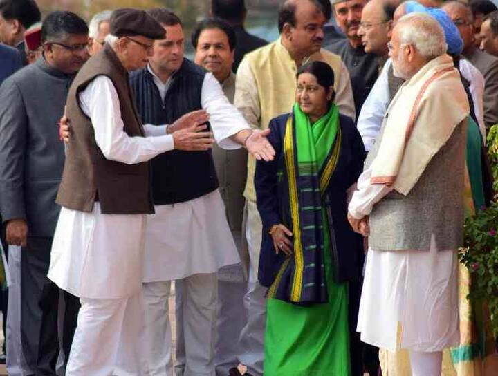 ભાજપના વરિષ્ઠ નેતા લાલકૃષ્ણ અડવાણી જ્યારે શ્રંદ્ધાજલિ સ્થળ પર પહોંચ્યા ત્યારે કૉંગ્રેસ અધ્યક્ષ રાહુલ ગાંધી તેને સહારો આપતા આગળ કરી રહ્યા હતા તે દરમિયાન અડવાણીએ રાહુલ ગાંધીને અધ્યક્ષ બનવા બદલ શુભકામના પણ આપી હતી. 