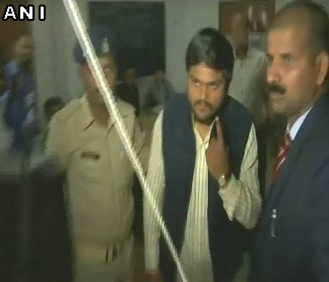 પાટીદાર અનામત આંદોલન સમિતિના કન્વીનર હાર્દિક પટેલે પોતાના ગામ વિરમગામ ખાતે મતદાન કર્યું હતું.