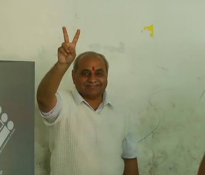 રાજ્યના ડેપ્યૂટી સીએમ નીતિન પટેલે મહેસાણાના કડીમાંથી મતદાન કર્યું હતું, તેમની ફાઇટ કોંગ્રેસના નેતા જીવાભાઇ પટેલ સામે છે.