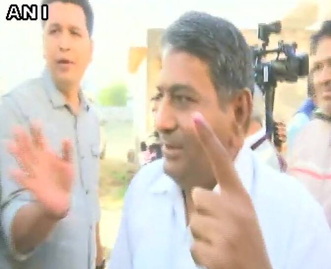 પાટીદાર નેતા હાર્દિક પટેલના પિતા ભરત પટલે વિરમગામમાંથી મતદાન કર્યું હતું.