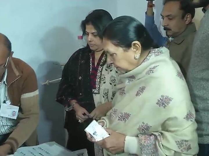 અમદાવાદઃ સવારે 8 વાગ્યાથી ગુજરાતની 93 બેઠકો માટે મતદાન શરૂ થઇ ગયું છે, ઉત્તર અને મધ્ય ગુજરાતના મતદારો પોતાનો મિજાજ બતાવી રહ્યાં છે. ત્યારે પોતપોતાના મતવિસ્તારોમાં ગુજરાતના અગ્રણી રાજનેતાઓ પણ મતદાન બૂથ સુધી પહોંચી રહ્યાં છે અને મતાધિકારનો ઉપયોગ કરી રહ્યાં છે.