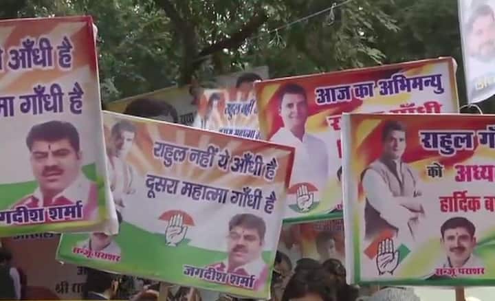 નવી દિલ્હીઃ દેશની સૌથી જૂના રાજકીય પક્ષ કોંગ્રેસમાં આજથી એક નવા યુગની શરૂઆત થઈ છે. શનિવારે રાહુલ ગાંધીએ પાર્ટીની કમાન સંભાળી છે. કોંગ્રેસ અધ્યક્ષ તરીકે રાહુલ ગાંધીની તાજપોશીનો જશ્ન મનાવવા માટે અનેક રાજ્યોમાંથી કાર્યકર્તાઓ દિલ્હી આવ્યા છે. આ પ્રસંગે સોનિયા ગાંધી, મનમોહન સિંહ, પ્રિયંકા ગાંધી, રોબર્ટ વાડ્રા, મધુસુદન મિસ્ત્રી પણ હાજર રહ્યા હતા.