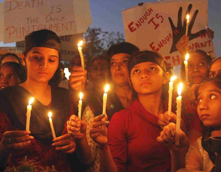 દિલ્હી અને આસપાસના વિસ્તારોમાં રહેતી અને કામ કરતી મહિલાઓ કેન્દ્ર અને રાજ્ય સરકારના મહિલા સુરક્ષાના દાવાથી વિપરીત ખુદને અહીંયા સુરક્ષિત માનતી નથી. નેશનલ ક્રાઇમ રેકોર્ડ બ્યૂરોના 2016-17ના આંકડા મુજબ, દિલ્હીમાં ગુનાનો સર્વોચ્ચ દર 160.4 ટકા રહ્યો છે, જ્યારે આ દરમિયાન ગુનાની રાષ્ટ્રીય સરેરાશ 55.2 ટકા છે. આ સમયગાળા દરમિયાન દિલ્હીમાં રેપના આશરે 40 ટકા કેસ નોંધાયા છે.