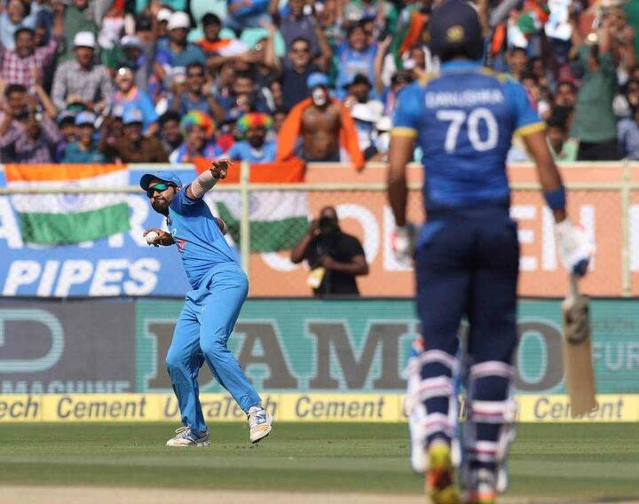 ગુણાથિલકા 13 રનના સ્કોરે બુમરાહની ઓવરમાં રોહિત શર્માના હાથે કેચ આઉટ થતા ભારતને પ્રથમ સફળતા મળી હતી. તે સમયે શ્રીલંકાનો સ્કોર 3.4 ઓવરમાં 15 રન હતો.સમરવિક્રમા ચહલની ઓવરમાં 42 રને આઉટ થતાં ભારતને બીજી સફળતા મળી હતી.