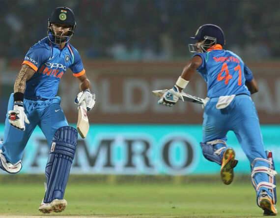 વિશાખાપટ્ટનમ: ભારતે શ્રીલંકાને ત્રીજી અને અંતિમ વન ડે મેચમાં 8 વિકેટે હરાવી શ્રેણી 2-1થી જીતી લીધી હતી. શ્રીલંકાએ આપેલા 216 રનના પડકારને ભારતે 32.1 ઓવરમાં 2 વિકેટ ગુમાવી મેળવી લીધો હતો. ભારત તરફથી શિખર ધવને આક્રમક 100 રન જ્યારે શ્રેયસ ઐયરે 65 રન બનાવ્યા હતા. 