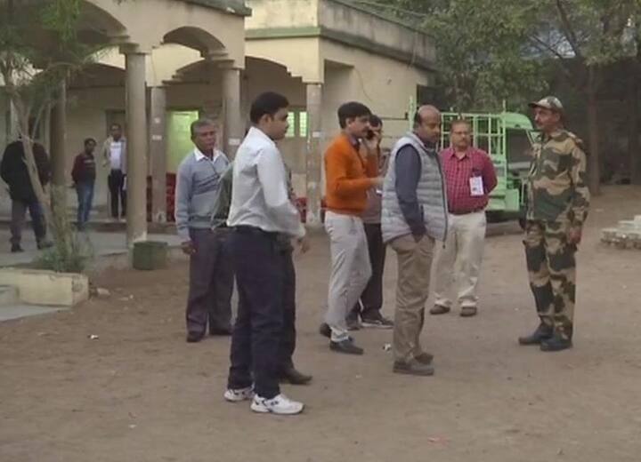 એબીપી અસ્મિતા અને સીડીસીએસના એક્ઝિટ પોલ પ્રમાણે 182 બેઠકોમાંથી ભાજપને 117 બેઠક, કોંગ્રેસને 64 અને અન્યને 1 બેઠક મળી રહી છે. ટાઇમ્સ નાઉ-વીએમઆરના એકઝિટ પોલ મુજબ ભાજપને 115, કોંગ્રેસને 64 તથા બાકીની સીટ અન્યને મળી શકે છે. રિપબ્લિક-સી વોટરના એક્ઝિટ પોલમાં ભાજપને 108, કોંગ્રેસને 74 સીટ મળવાનો અંદાજ છે. આજ તક – એક્સિસના એક્ઝિટ પોલ મુજબ બીજેપીને 99-113, કોંગ્રેસને 66-82 અને અન્યને 1-4 સીટ મળી શકે છે. સીએનએન-આઈબીએનના એક્ઝિટ પોલમાં ભાજપને 109 અને કોંગ્રેસે 70 સીટ મળવાનો અંદાજ છે. ન્યૂઝ 24- ચાણક્યના એક્ઝિટ પોલમાં ભાજપને 135, કોંગ્રેસને 47 સીટ મળવાનો અંદાજ વ્યક્ત કરવામાં આવ્યો છે. ઝી ન્યૂઝ-એક્સિસના એક્ઝિટ પોલમાં બીજેપીને 99-113, કોંગ્રેસને 68-82 અને અન્યને 1 સીટ મળવાની સંભાવના વ્યક્ત કરવામાં આવી છે.