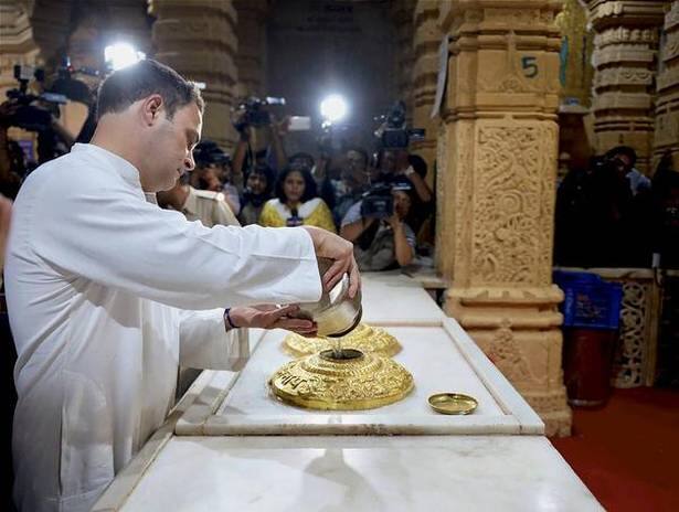 અમદાવાદઃ ગુજરાત વિધાનસભા ચૂંટણીના આજે જાહેર થયેલા પરિણામોમાં સૌરાષ્ટ્ર-કચ્છમાં કોંગ્રેસે ધાર્યા કરતાં વધુ સારો દેખાવ કર્યો છે. અમરેલી જિલ્લાની તમામ 5 અને મોરબી જિલ્લાની પણ તમામ 3 સીટ કોંગ્રેસને મળી છે. કોંગ્રેસ અધ્યક્ષ રાહુલ ગાંધીએ ગુજરાતમાં આ વખતે સત્તા મેળવવા માટે સોમનાથ, દ્વારકા, ખોડલધામ મળી કુલ બે ડઝનથી વધારે મંદિરોમાં માથા ટેકવ્યા હતા. સોમનાથ મંદિરમાં બિન હિન્દુ તરીકે કરેલી નોંધનો પણ વિવાદ થયો હતો. ગીર સોમનાથ જિલ્લાની સોમનાથ, તાલાલા, કોડિનાર (એસસી), ઉના તમામ 4 સીટ કોંગ્રેસને મળી છે.