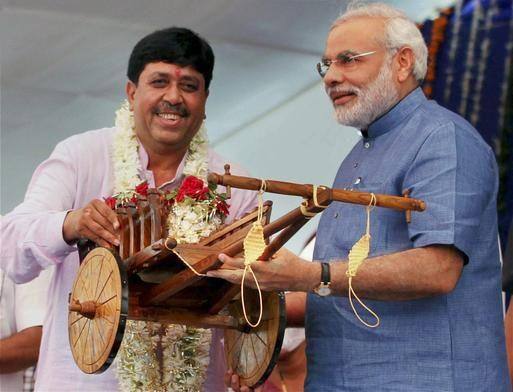 ભાજપના દિગ્ગજ નેતા અને મોદીના ખાસ મનાતા દિલીપ સંઘાણીને આ વખતે ભાજપે અમરેલીના બદલે ધારીથી ટિકિટ ફાળવી હતી. પરંતુ ત્યાં પણ તેમનો કોંગ્રેસના જેવી કાકડિયા સામે પરાજય થયો હતો. સંઘાણીને 51308 અને કાકડિયાને 66644 વોટ મળ્યાં