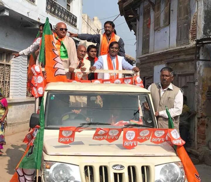 ગુજરાત વિધાનસભાના અધ્યક્ષ રમણલાલ વોરાની દસાડા બેઠક પરથી હાર થઈ છે. તેમને ઈડરના બદલે દસાડાથી ટિકિટ આપવામાં આવી હતી. રમણલાલને 70281 વોટ મળ્યાં, જ્યારે વિજેતા ઉમેદવારને 74009 વોટ મળ્યાં.