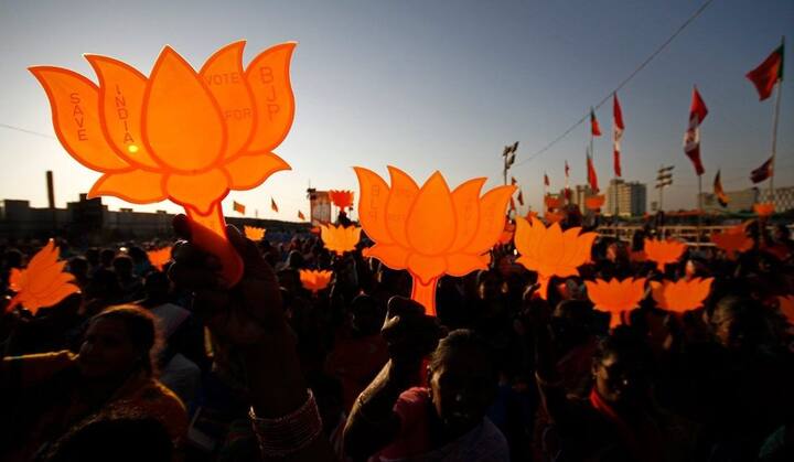 તેવી જ રીતે અમદાવાદ જિલ્લાની ધોળકા બેઠક પર ખૂબ ઓછા માર્જિન સાથે ભાજપની જીત થઈ હતી. ભાજપે આ સીટ પર દિગ્ગજ નેતા ભુપેન્દ્રસિંહ ચુડાસમાને ઉતાર્યા હતો તો સામે કોંગ્રેસે અશ્વિનભાઈ રાઠોડને ઉતાર્યા હતા. આ સીટ પર ભાજપને માત્ર 327 મતથી જીત મળી હતી. જેમાં ભુપેન્દ્રસિંહને 71530 મત અને કોંગ્રેસના ઉમેદવાર અશ્વિનભાઈને 71203 મત મળ્યા હતાં.