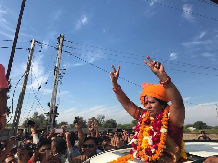 કાલોલઃ ભાજપના ઉમેદવાર સુમનબેન ચૌહાણ 103028 વોટ મેળવી વિજેતા બન્યા. જ્યારે કોંગ્રેસના ઉમેદવાર પરમાર પ્રદ્યુમનને 53751 વોટથી સંતોષ માનવો પડ્યો. કાલોલ સીટ પર ત્રીજા નંબરે રહેલા નોટાને 4120 વોટ મળ્યાં.