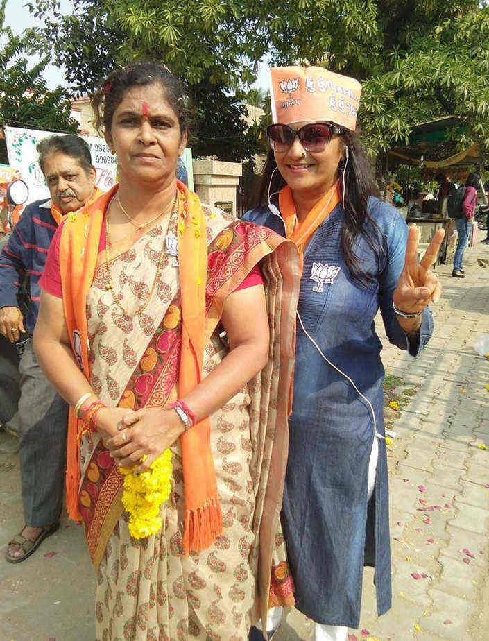 આકોટાઃ વડોદરા જિલ્લાની આકોટા બેઠક પરથી ભાજપના સીમાબેન મોહિલે 109244 મત મેળવી વિજેતા બન્યા. જ્યારે કોંગ્રેસના ઉમેદવાર રણજીત ચવાણ 52105 વોટ જ મેળવી શક્યા.