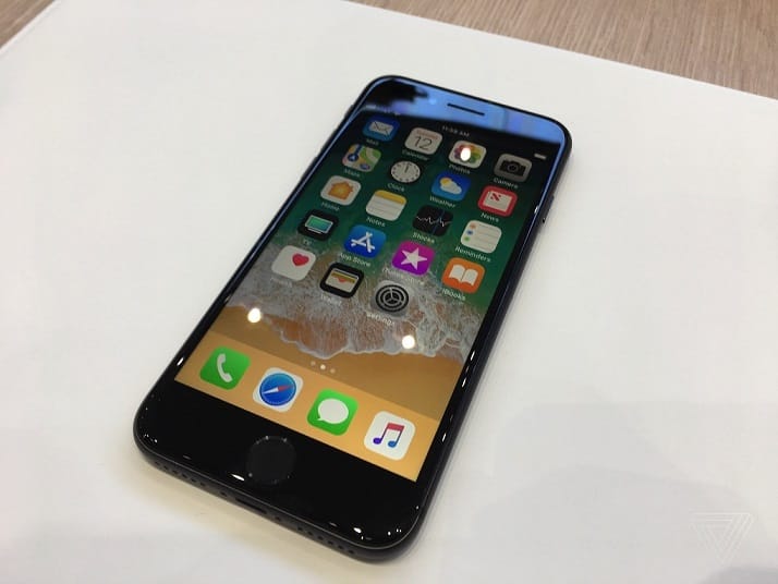 iPhone 8, આના 64જીબી વેરિએન્ટને ખરીદવા માટે હવે 66,120 રૂપિયા ખર્ચવા પડશે. જે પહેલા 64,000 રૂપિયામાં અવેલેબલ હતો. વળી આના 256જીબી મૉડલની કિંમત 79,420 રૂપિયા થઇ ગઇ છે જે પહેલા 77,000 રૂપિયા હતી. 