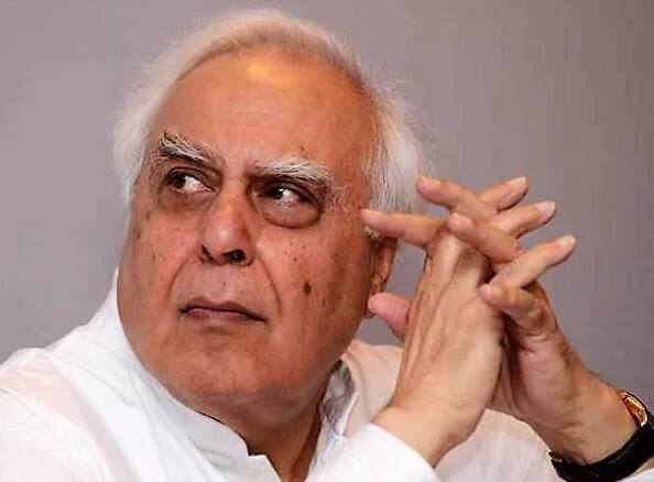 એટલું જ નહીં મોઇલીએ એ પણ કહ્યું કે, ‘’પાર્ટી નેતાઓને એ વાતનો ખ્યાલ હોવો જોઇએ આજે જ્યારે રાહુલ ગાંધી પોતાને રાષ્ટ્રીય રાજનીતિમાં સ્થાપિત કરી ચૂક્યા છે, ત્યારે તેમની મદદ કરવી જોઇએ અને પુરેપુરું સમર્થન આપવું જોઇએ.