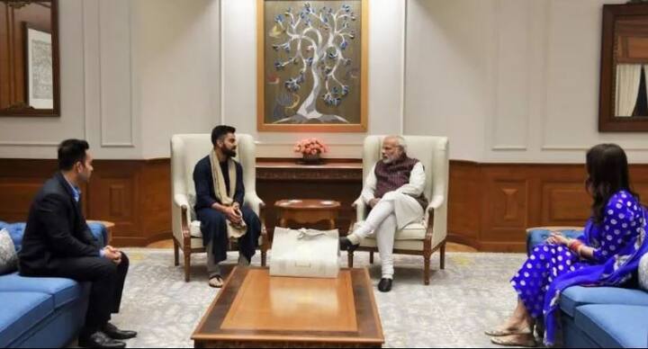 નવી દિલ્હી: વિરાટ કોહલી અને અનુષ્કા શર્મા 21 ડિસેમ્બરે દિલ્લીમાં મેરેજનું રિસેપ્શન આપવાના છે. તેને લઈને વિરાટ કોહલી પત્ની અનુષ્કા શર્મા અને ભાઈ વિકાસ કોહલી સાથે રિસેપ્શનનું આમંત્રણ આપવા વડાપ્રધાન મોદીને મળવા પહોંચ્યા હતા. 