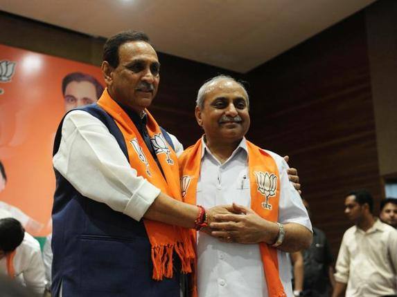 અમદાવાદ: ગુજરાત વિધાનસભા ચૂંટણીમાં 99 બેઠકો સાથે ભાજપની જીત થઈ હતી. જોકે ગુજરાતમાં એક જ ચર્ચા હતી કે મુખ્યમંત્રી કોણ હશે જોકે આજે તેના નામ પર પૂર્ણ વિરામ મુકવામાં આવ્યું હતું અને ગુજરાતના નવા મુખ્યમંત્રી તરીકે વિજય રૂપાણી અને નાયબ મુખ્યમંત્રી તરીકે નીતિન પટેલના નામની જાહેરાત કરવામાં આવી હતી. આ બંન્ને નામની જાહેરાત થતાં જ ચાહકોમાં ખુશી જોવા મળી હતી. જ્યારે ગુજરાતમાં ભાજપે જૂની ફોર્મ્યુલા યથાવત્ રાખી છે. જ્યારે વિજય રૂપાણી બીજીવાર મુખ્યમંત્રી અને નીતિન પટેલ બીજીવાર ડેપ્યૂટી મુખ્યમંત્રી બન્યા છે.