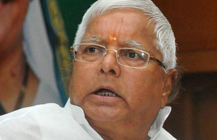 ચારા કૌભાંડની શરૂઆત વર્ષ 1990થી થઈ હતી. તે સમયે લાલુ બિહારના મુખ્યમંત્રી હતી. રાજ્યના પશુપાલન વિભાગમાં નક્લી બિલ આપીને ચારાના નામે રકમ લેવામાં આવી હતી. આ ગોટાળામાં અધિકારી, ઠેકેદાર અને નેતાઓ પણ સામેલ છે. ચારાના નામ પર વર્ષો સુધી ગોટાળો થતો રહ્યો અને સમયાંતરે દેશની રાજનીતિમાં આ પ્રકરણ ચર્ચાતું રહ્યું છે.