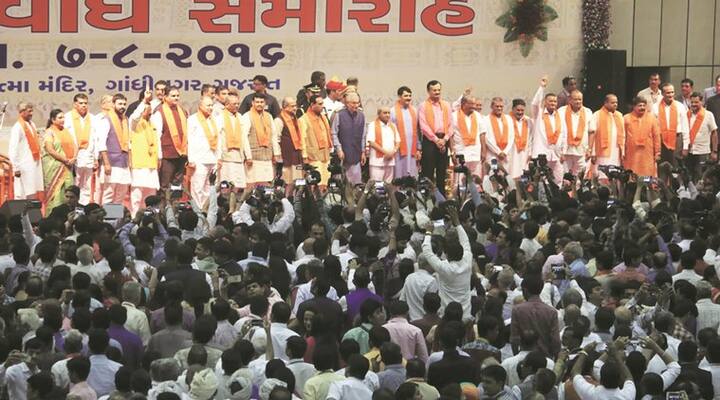 26મી તારીખે શપથવિધિ સમારોહ પૂર્ણ થયા બાદ મંત્રીમંડળમાં સ્થાન મેળવનારા મંત્રીઓની પ્રથમ બેઠક સ્વર્ણિમ સંકુલ 1માં યોજાશે. જેમાં શપથ લીધેલા મંત્રીઓને હોદ્દાની ફાળવણી કરી દેવાશે.