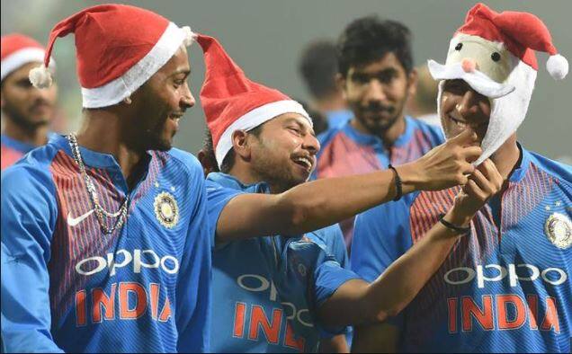 કેપ્ટન રોહિત શર્માએ ટ્વિટર પર લખ્યું, ‘Merry Christmas Everyone’.