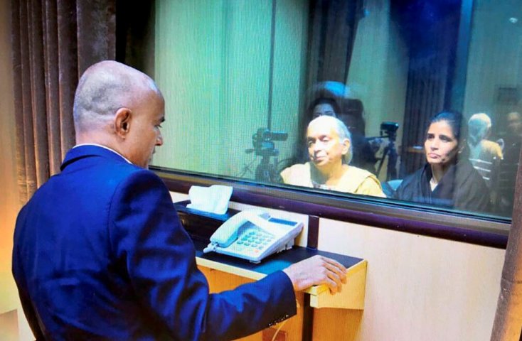 પાકની નીચ હરકત: જાધવની માતા-પત્નીને મરાઠીમાં નહીં કરવા દીધી વાત, બંગડી-મંગળસુત્ર પણ ઉતારાવ્યા