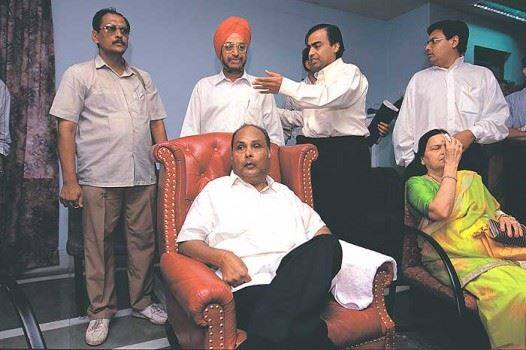 ધીરૂભાઈ આટલી મોટી હસ્તી બની ગઈ હોવા છતાં તેમના બાળપણના મિત્રોને ક્યારેય ભુલ્યા નહોતા. હંમેશા તેમની મદદ કરવા માટે આવી પહોંચતા હતા. એકવાર ચોરવાડમાં જમણવાર કરીને ધીરૂભાઈનો પરિવાર જે મકાનમાં ભાડે રહેતો હતો ત્યાં પહોંચી ગયા હતા અને બાળપણના ગોઠિયાઓને એકઠા કરી ડાયરો જમાવ્યો. તે સમયે મકાન માલિકની દીકરી સાથે તેઓ જે રીતે વાતો કરતા તે જોઈને કોઈ કહી ન શકે કે આ વ્યક્તિ ભારતની સૌથી મોટી કંપનીના માલિક છે. બાળપણના ગોઠિયાઓ સાથે જૂની વાતો તાજી કરીને મુક્ત મને હસી પડતા. 