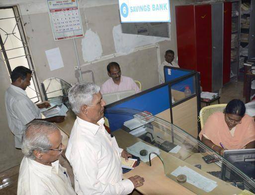 આ યોજના હેઠળ વરિષ્ઠ નાગરિકોને દર ત્રણ મહિને વ્યાજ ચૂકવવામાં આવે છે. બેંકોના બચત ખાતામાં જમા રકમ પર મળતા 4 ટકા વ્યાજમાં કોઇ ઘટાડો કરવામાં આવ્યો નથી. 