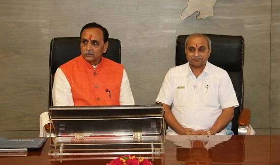 સૂત્રો અનુસાર ખાતાની વહેંચણીને લઈને થયેલા અપમાનથી નારાજ નિતિન પટેલને મનાવવા ભાજપે મોવડીમંડળ બે-ત્રણ દિવસનો સમય માગ્યો છે. જો નિતિન પટેલનું માન જળવાય તેવું પગલું ભાજપ મોવડીમંડળ દ્વારા નહીં લેવામાં આવે તો કદાચ નીતિન પટેલ મંત્રીમંડળમાંથી રાજીનામું આપે તેવી પ્રબળ સંભાવના છે.