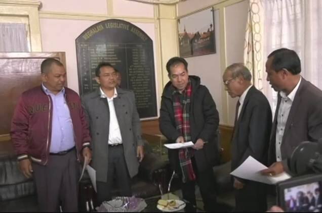 શિલોંગ: મેઘાલયમાં આગામી વિધાનસભા ચૂંટણી પહેલા કૉંગ્રેસને જોરદાર ઝટકો લાગ્યો છે. કૉંગ્રેસના પાંચ ધારાસભ્યો સહિત પ્રદેશ વિધાનસભાના આઠ સભ્યોએ શુક્રવારે સદનમાંથી રાજીનામું આપી દીધું છે. તમામ ધારાસભ્યોને વિધાનસભા ચૂંટણીમાં ગંઠબંધનથી એનડીએમાં સામેલ નેશનલ પીપલ્સ પાર્ટી(NPP)ના ટિકિટ પર ચૂંટણી લડવાના મકસદથી રાજીનામું આપ્યું છે. 