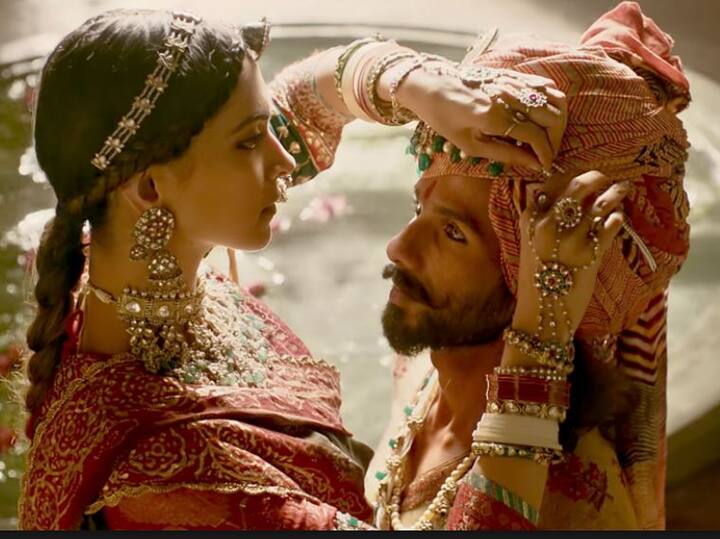 ફિલ્મ રિલીઝની મંજૂરી માટે આ 5 મોટા ફેરફાર કરવામાં આવશે. જે મુજબ (1) પદ્માવતીનું નામ બદલીને પદ્માવત કરવામાં આવશે. (2) ઘૂમર ડાન્સના ગીતમાં ફેરફાર કરવામાં આવશે. (3) ફિલ્મમાં ડિસ્ક્લેમર નાંખવામાં આવશે. આ ડિસ્ક્લેમરમાં ફિલ્મ કોઈપણ પ્રકારે સતીપ્રથાને પ્રોત્સાહન આપતું નથી તેમ લખેલું હશે. (4) ફિલ્મમાં દર્શાવવામાં આવેલા ખોટા અને ભ્રમિત કરતાં ઐતિહાસિક સ્થળો બદલવામાં આવશે (5) ફિલ્મમાં અન્ય એક ડિસ્ક્લેમર એવું પણ ઉમેરવામાં આવશે કે ફિલ્મ ઐતિહાસિક તથ્યોની સત્યતાનો દાવો નથી કરતી.