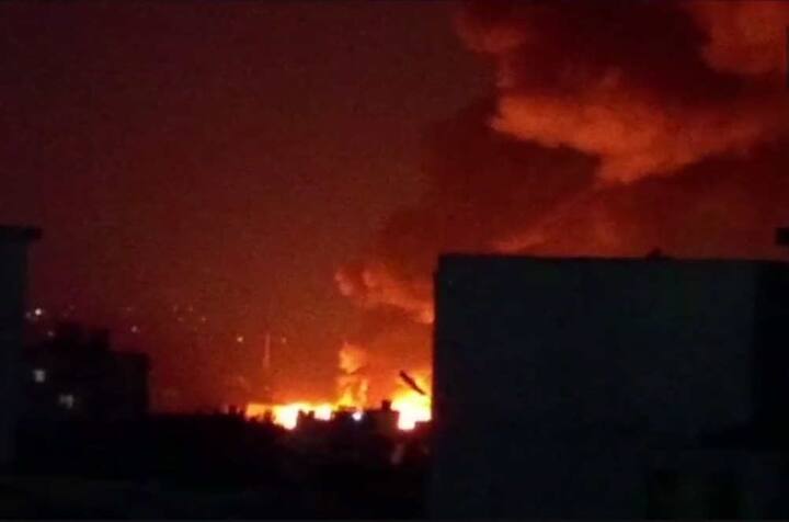 સુરતઃ ડાયમંડ નગરી સુરતના રાંદેરમાં મંડપના ગોડાઉનમાં ભીષણ આગ લાગી છે. આગને કાબુમાં લેવા 15 ફાયર ફાઇટર ઘટના સ્થળે પહોંચી ગયા છે. 