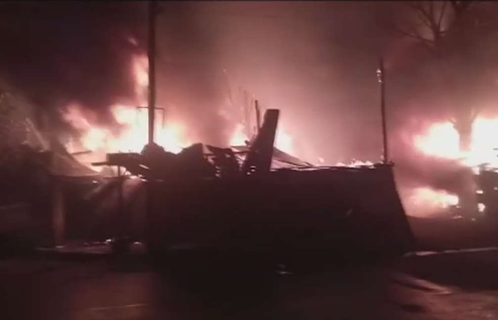 સુરતઃ રાંદેરમાં મંડપના ગોડાઉનમાં લાગી ભીષણ આગ, 15 ફાયર ફાઇટર ઘટના સ્થળે