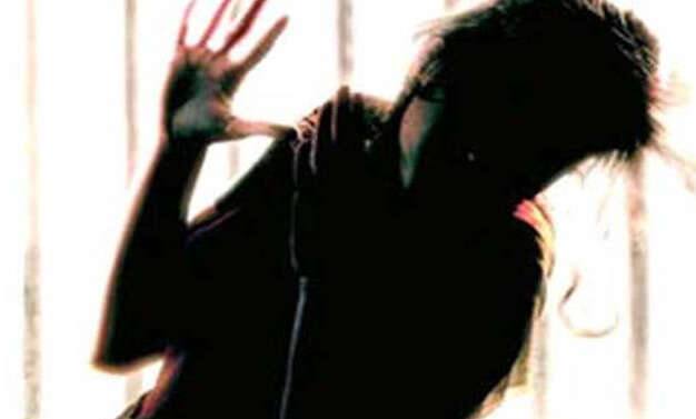 જ્યારે બીજીબાજુ, યુવક પણ ભાગવા જતો હતો. જોકે, લોકોએ સમયસૂચકતા વાપરીને તેને પકડી પાડ્યો હતો. દરમિયાન, સ્થાનિકોએ તેને માર માર્યો હતો. આ બનાવ બાદ ઈજાગ્રસ્ત યુવતીને તુરંત જ એક યુવક બાઈક મારફતે હોસ્પિટલમાં લઈ ગયો હતો.