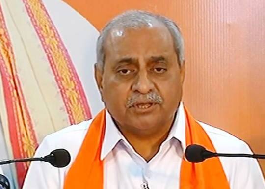 પાર્ટી સાથે વાત થયા બાદ હવે હું બપોરે ગાંધીનગર જઇને મારા મંત્રાલયનો ચાર્જ સંભાળી લઇશ, મને પાર્ટી કે કોઇ સાથે વાંધો નથી. હું સત્તા માટે નથી આવ્યો પણ માન સમ્માન પ્રમાણે ખાતું સોંપાય એવી આશા રાખું છે.