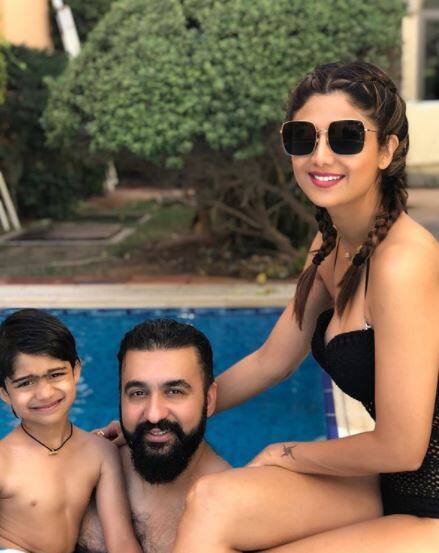 મુંબઈઃ શિલ્પા શેટ્ટી હાલ તેના પરિવાર સાથે દુબઇમાં વેકેશન ગાળી રહી છે. તે વેકેશનના ફોટા સતત સોશિયલ મીડિયા પર શેર કરતી રહે છે. સ્વીમિંગ પુલમાં શિલ્પા તેના પતિ રાજ કુન્દ્રા અને દીકરા સાથે જોવા મળી રહી છે.