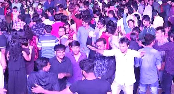 ​અમદાવાદ: નવા વર્ષને આવકારવા માટે અમદાવાદના એસજી હાઈવે, સીજી રોડ, વસ્ત્રાપુર સહિત ગુજરાતના અનેક સ્થળોએ લોકોની મેદની ઉમટી પડી હતી. 