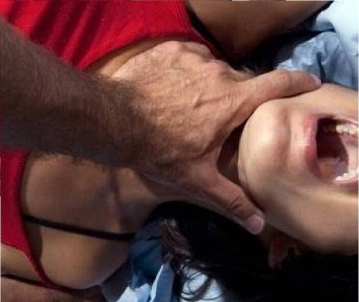 વારદાત બાદ આરોપી, વિદ્યાર્થીને રસ્તાં પર જ ફેંકીને ચાલ્યા ગયા હતા. વિદ્યાર્થી જેમતેમ કરીને પોતાના ઘરે પહોંચી અને તેની માને આ વિશે માહિતી આપી હતી. બાદમાં છોકરીના કાકા અને તેને પોલીસ સ્ટેશન લઇ ગયાં અને પીડિતાએ રિપોર્ટ નોંધાવ્યો હતો. 