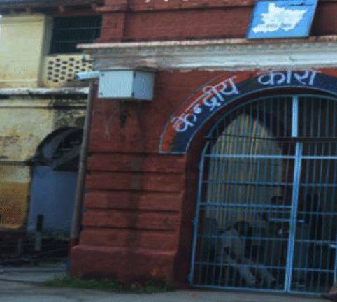 બિહારના સારણમાં પોલીસને થાપ આપી 28 ડિસેમ્બરન રોજ એક કેદી ફરાર થઈ ગયો હતો. કેદીને પકડવા માટે પોલીસે ઘણી કોશિશ કરી પરંતુ પકડાયો નહોતો. પોલીસ ફરાર કેદીને પકડવા માટે તેના સંભિત ઠેકાણા પર રેડ કરી રહી છે.