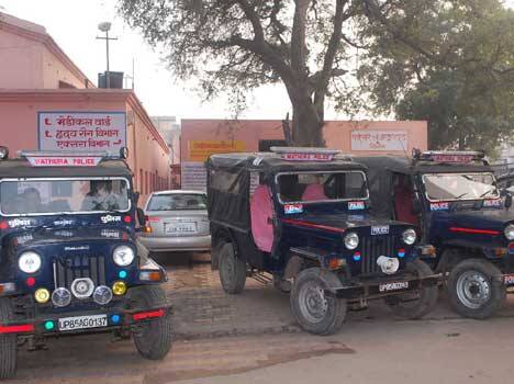 આ કેદી જેલ બરોબર વચ્ચે આવેલી બેરેકમાં હતા. રવિવારે રાતે દીવાલ કૂદી ભાગવાનો 4 કેદીઓએ પ્લાન બનાવ્યો હતો. પરંતુ તેમાંથી એક ભાગી શક્યો નહોતો. તેને પકડી લેવામાં આવ્યો છે. જેલની આ ઘટના સુરક્ષામાં મોટી ચૂક માનવામાં આવી રહી છે.