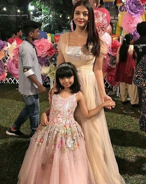 એક કાર્યક્રમમાં માતા ઐશ્વર્યા સાથે આરાધ્યાની ફાઇલ તસવીર.