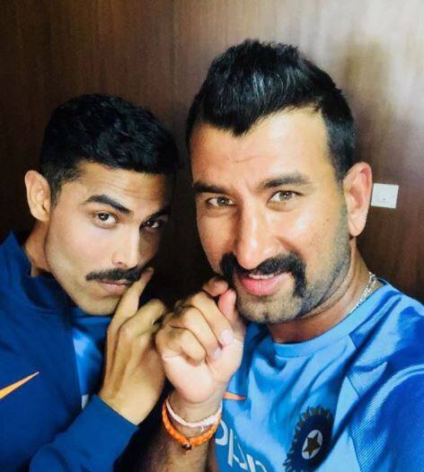 પૂજારા અત્યાર સુધીમાં 54 ટેસ્ટમાં 4396 રન નોંધાવી ચુક્યો છે. સોશિયલ મીડિયામાં તેણે સૌરાષ્ટ્રના જ ઓલરાઉન્ડર રવિન્દ્ર જાડેજા સાથે તસવીર શેર કરી હતી.