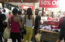 શોપિંગ કરવા 50% સેલવાળી શોપમાં પહોંચ્યા વિરાટ કોહલી અને અનુષ્કા શર્મા, ચાહકોએ કેવી કરી કોમેન્ટ, જાણો વિગતે