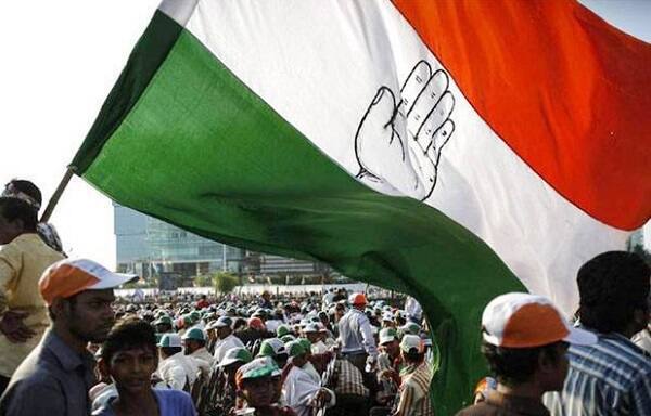 હાલના તબક્કે પાટીદાર ફેક્ટરને ધ્યાને લેવામાં આવે તો પક્ષના યુવા નેતા પરેશ ધાનાણી વિપક્ષના નેતાપદની પસંદગી મોખરે છે અને જો અન્ય જ્ઞાતિ અને અનુભવને ધ્યાનમાં રાખવામાં આવે તો કુંવરજી બાવળિયા ખુમાનસિંહ વાંસિયા, વિક્રમ માડમ, મોહનસિંહ રાઠવા સહિતના અનેક દિગ્ગજ નેતાઓ વિપક્ષ નેતાના પદ તરીકે દાવેદાર માનવામાં આવી રહ્યાં છે. 