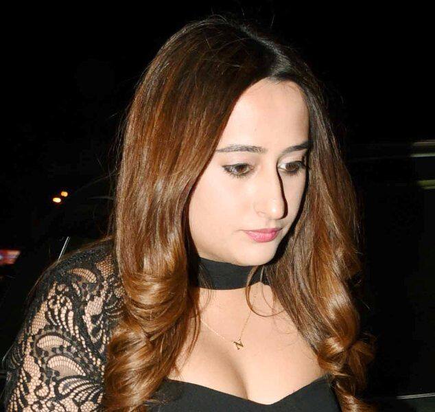 મીડિયાથી દૂર રહેતી નતાશાને લઈને વરુણે કહ્યું કે નતાશા ફિલ્મ ઈન્ડસ્ટ્રીથી દૂર છે તો મીડિયાથી દૂર રહેવું તેનો અંગત મામલો છે.