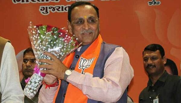 શપથવિધિ જ્યાં યોજાઈ એ સ્થળે મંડપ બાંધતી વખતે બે વ્યક્તિના મૃત્યુ થઈ ગયા હતાં. આ માનવમૃત્યુની દુર્ઘટનાને પણ અશુભ માનવામાં આવી રહી છે. જોકે કેટલાંક લોકોનું માનવું છે કે શપથવિધિ જે સ્થળે યોજાઈ એ સ્થળ ભૂમિદોષ વાળુ છે. 